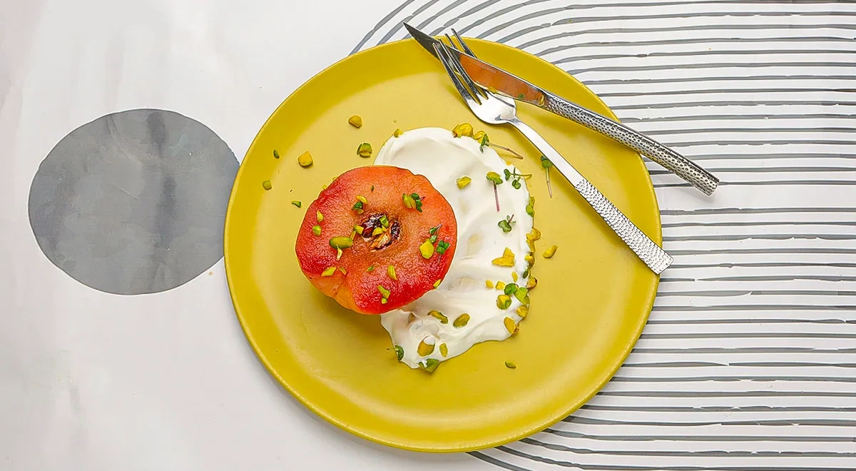 Томленая айва с каймаком и фисташками