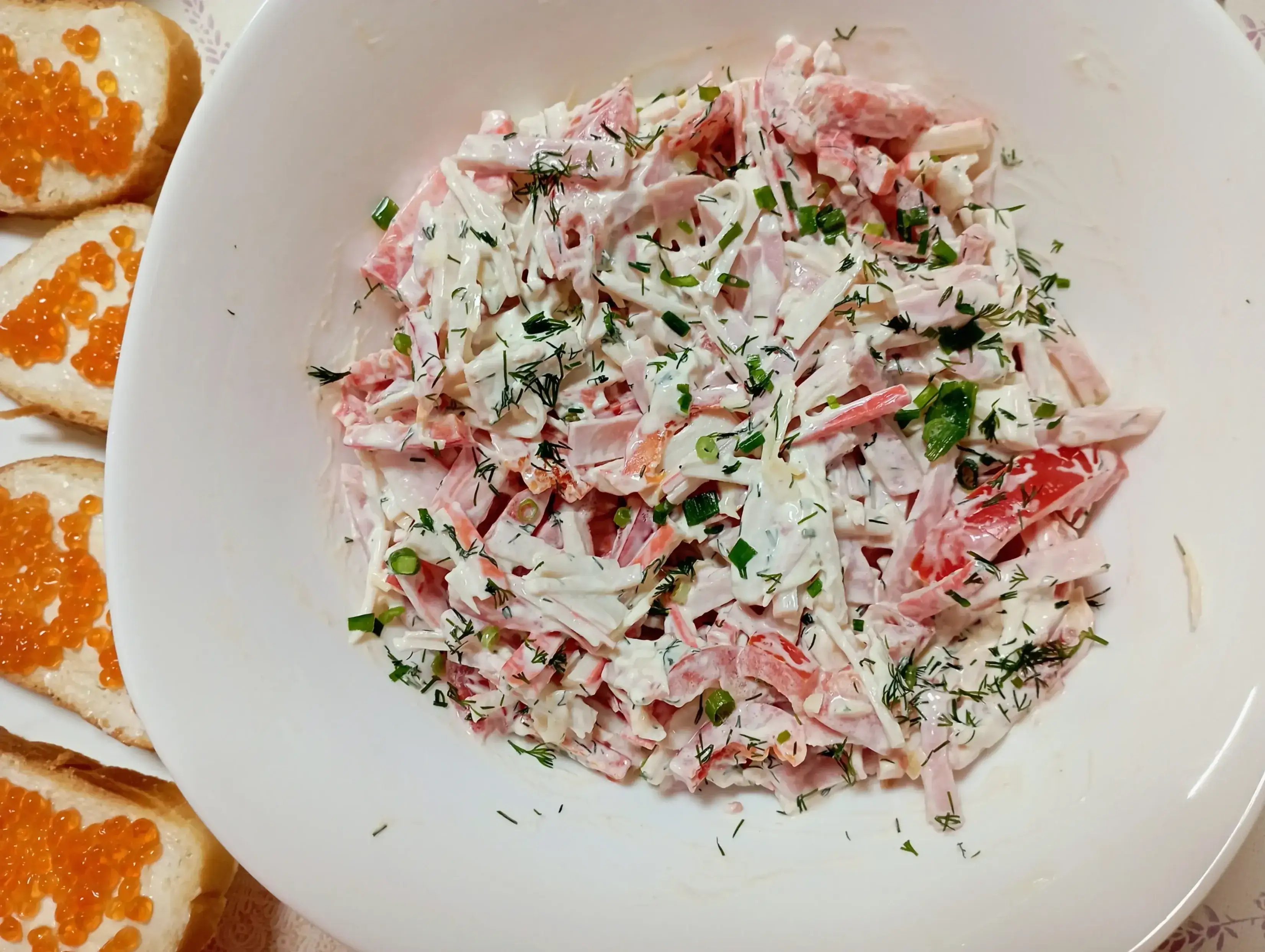 Турецкий салат с крабовыми палочками и ветчиной