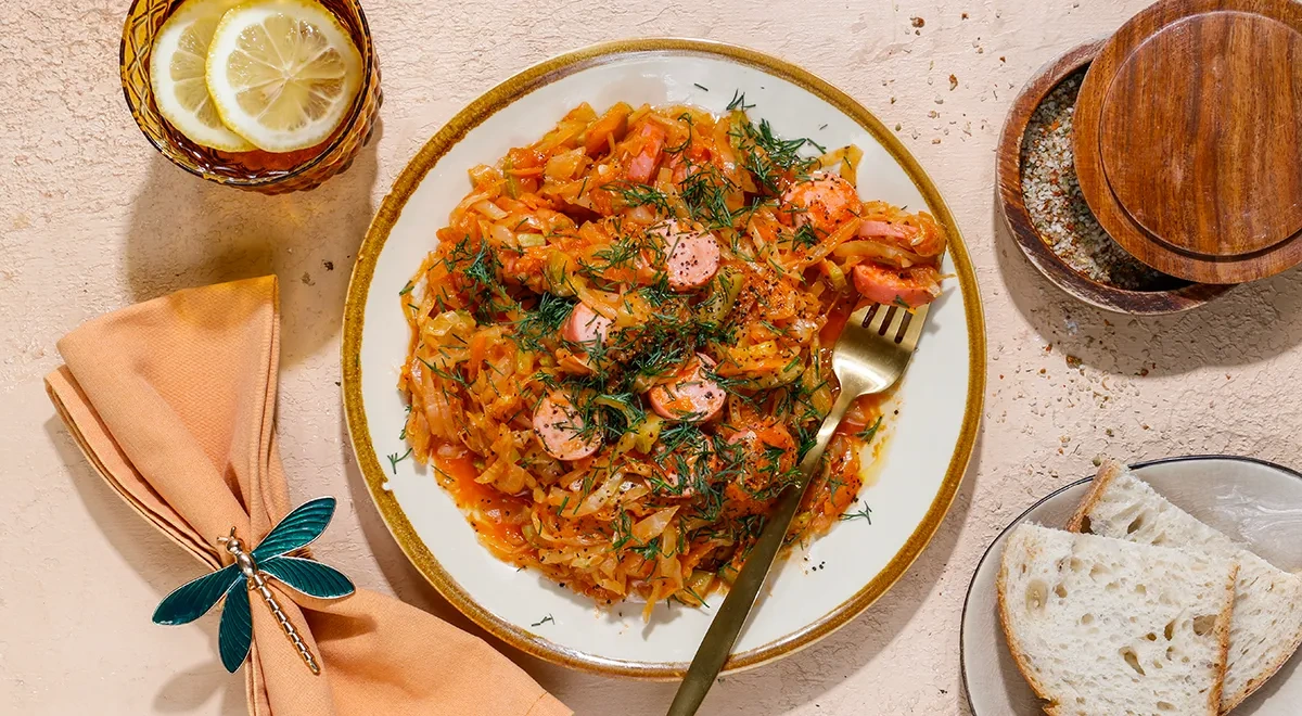 Тушеная капуста с кабачком и сосисками