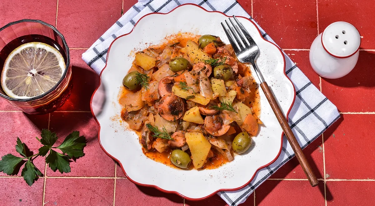 Тушеная капуста с картошкой и сосисками