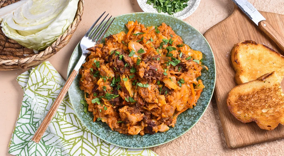 Тушеная капуста с рисом и тушенкой