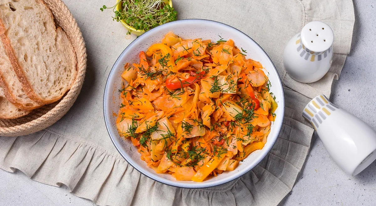 Тушеная капуста в сметанно-томатном соусе