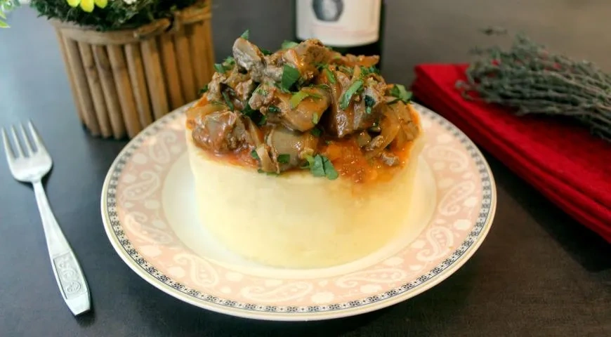 Тушеная печень с томатной пастой