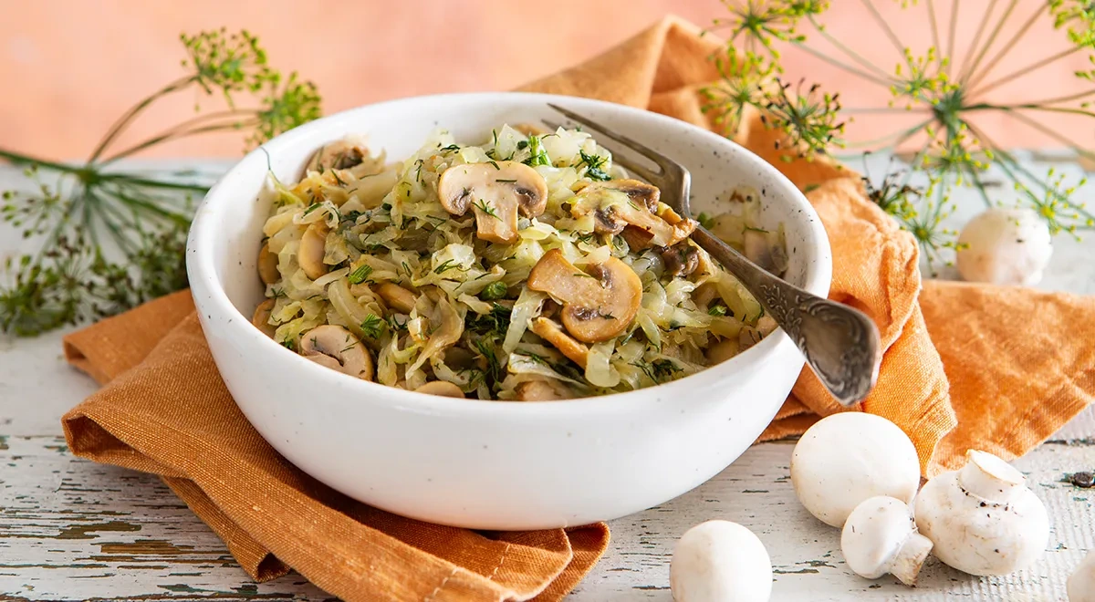 Тушенная капуста с шампиньонами