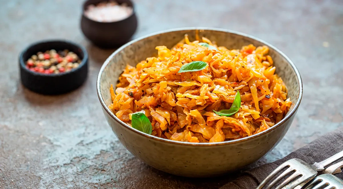 Тушенная квашеная капуста на сковороде