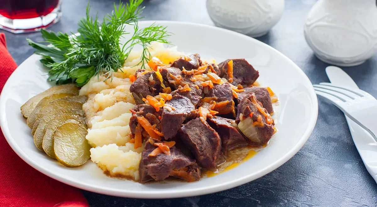 Тушенное говяжье сердце с луком и сметаной