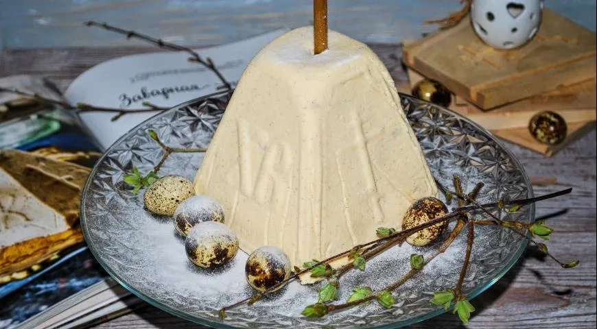 Творожная пасха с заварным кремом, миндалем и изюмом