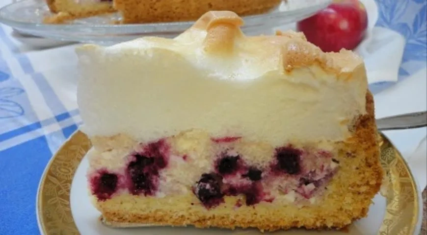 Творожно-ягодный пирог с меренгой