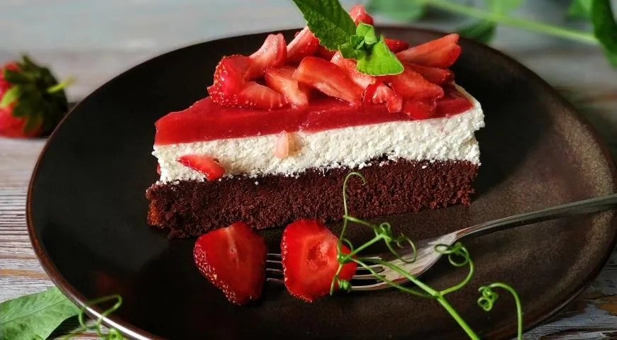 Творожно-бисквитный пирог с клубникой