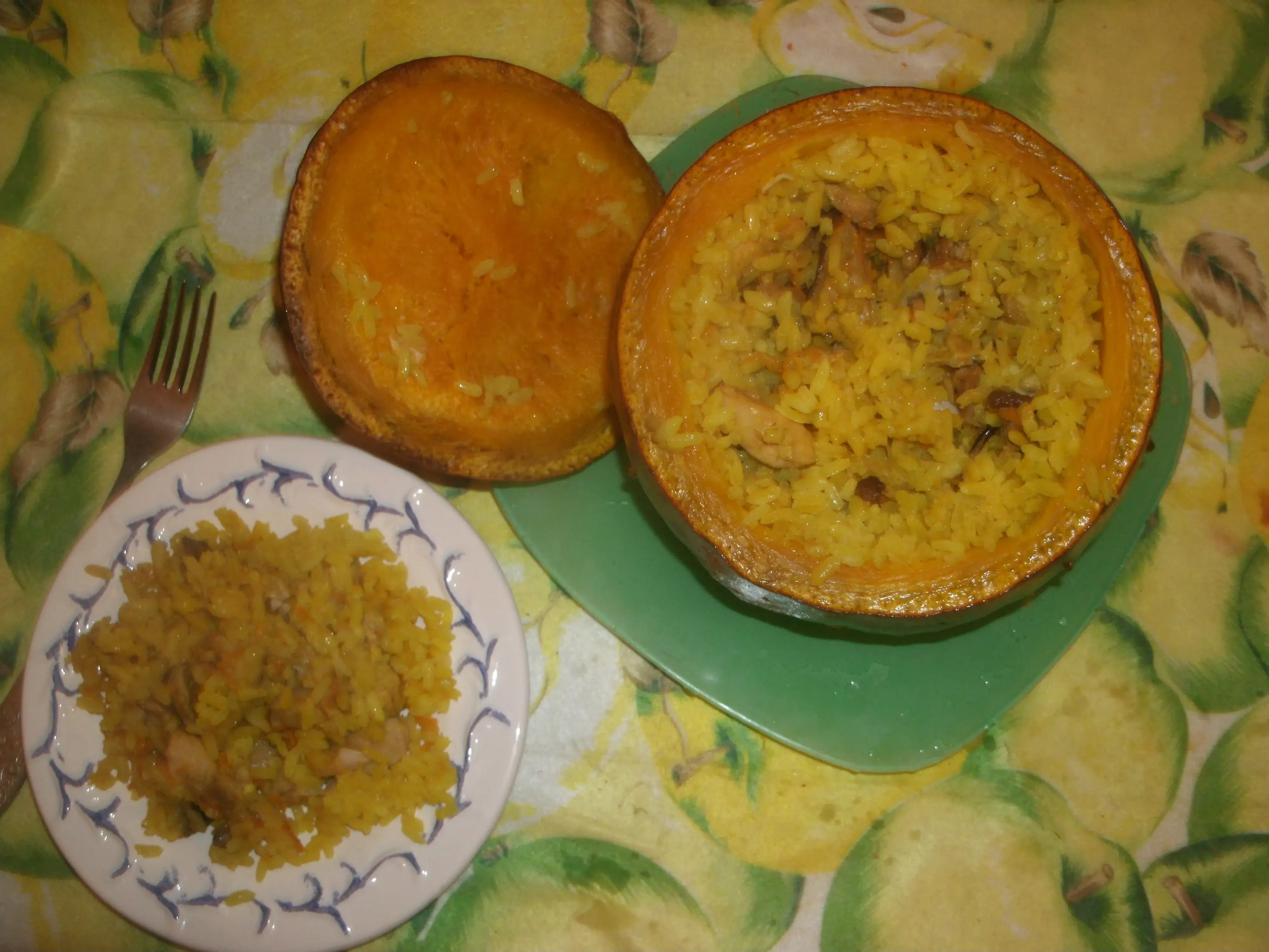 Тыква, фаршированная рисом с курицей и грибами