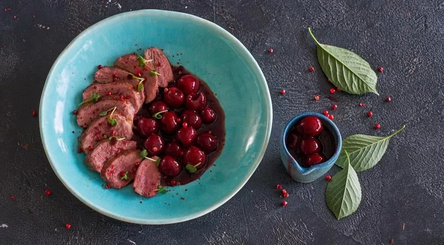 Утиное филе с черешневой приправой