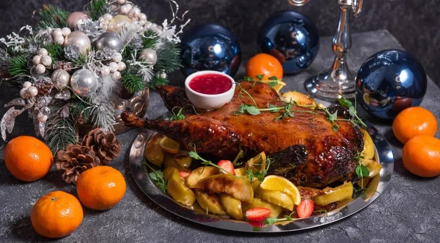 Утка с медовыми яблоками и брусничным соусом