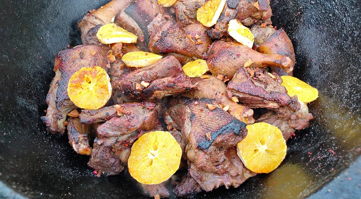 Утка в казане на костре