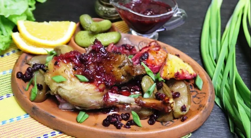 Утка, запеченная с апельсином, яблоком и брусникой