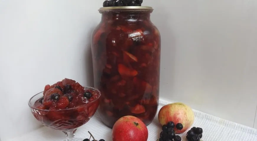 Варенье из яблок и черноплодной рябины