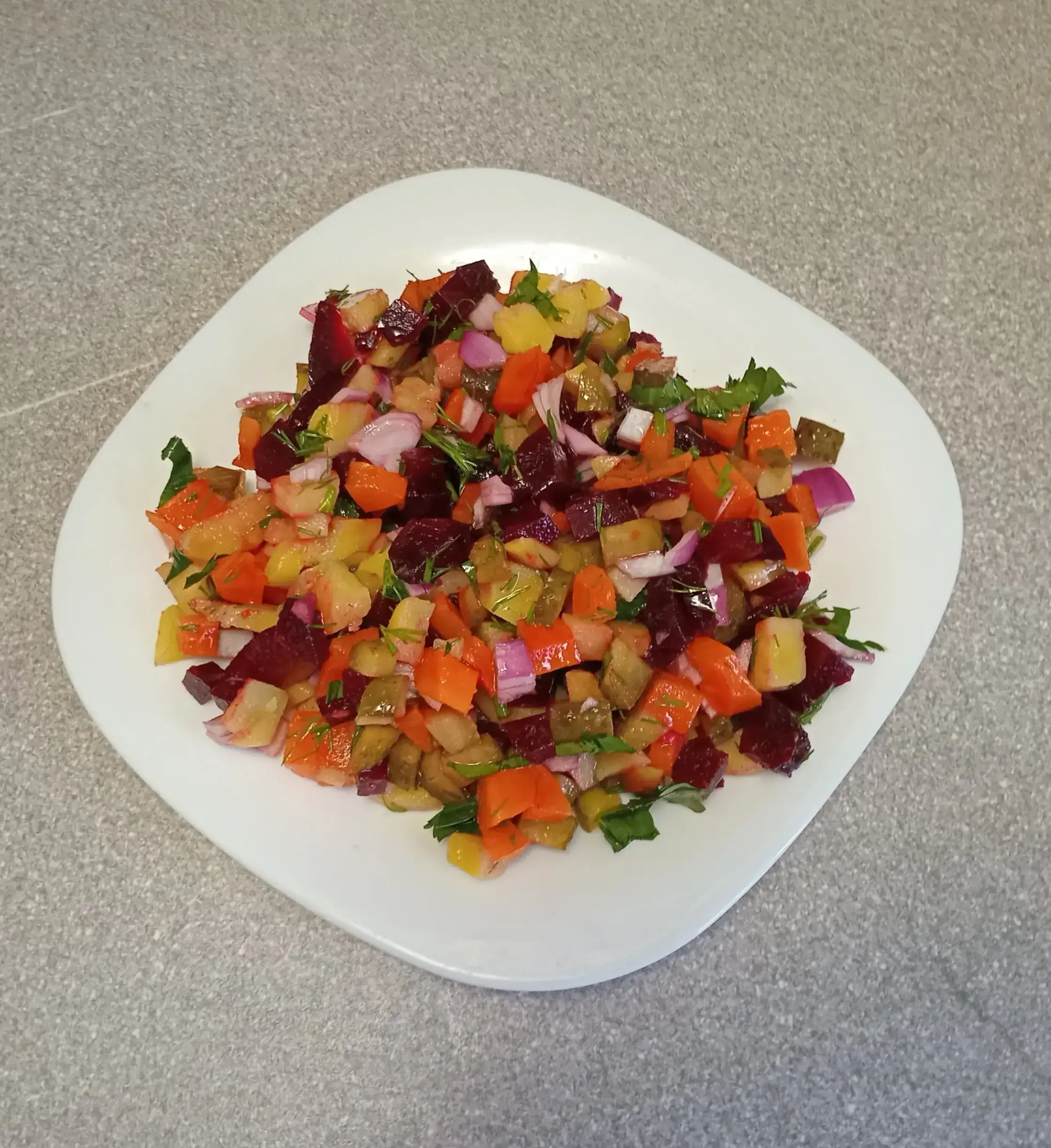 Винегрет с красным луком и зеленью