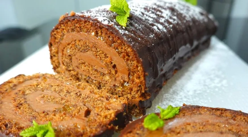 Волшебный бисквитный шоколадный рулет с шоколадным кремом и персиковым джемом