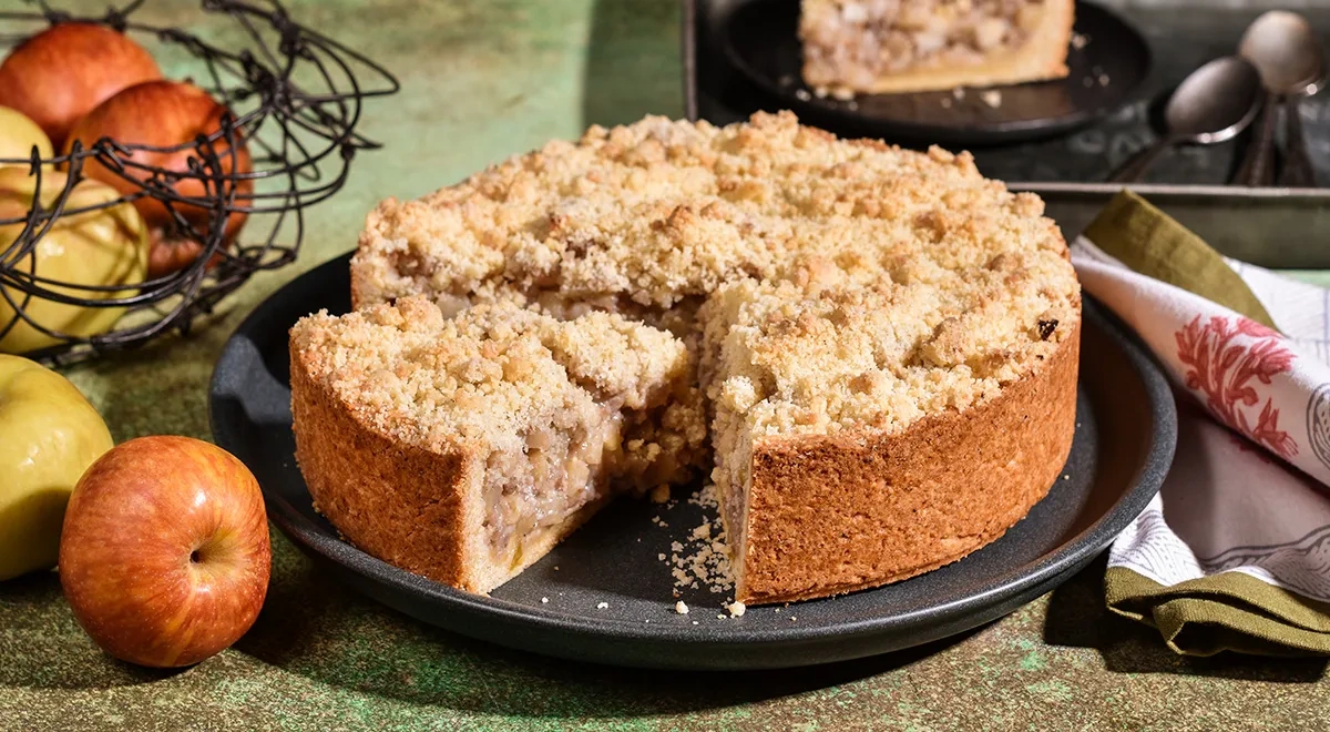 Яблочный пирог по-немецки с орехами