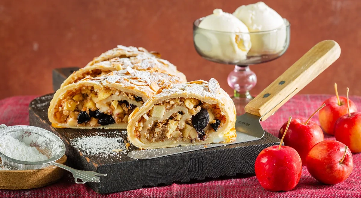 Яблочный штрудель из слоеного теста