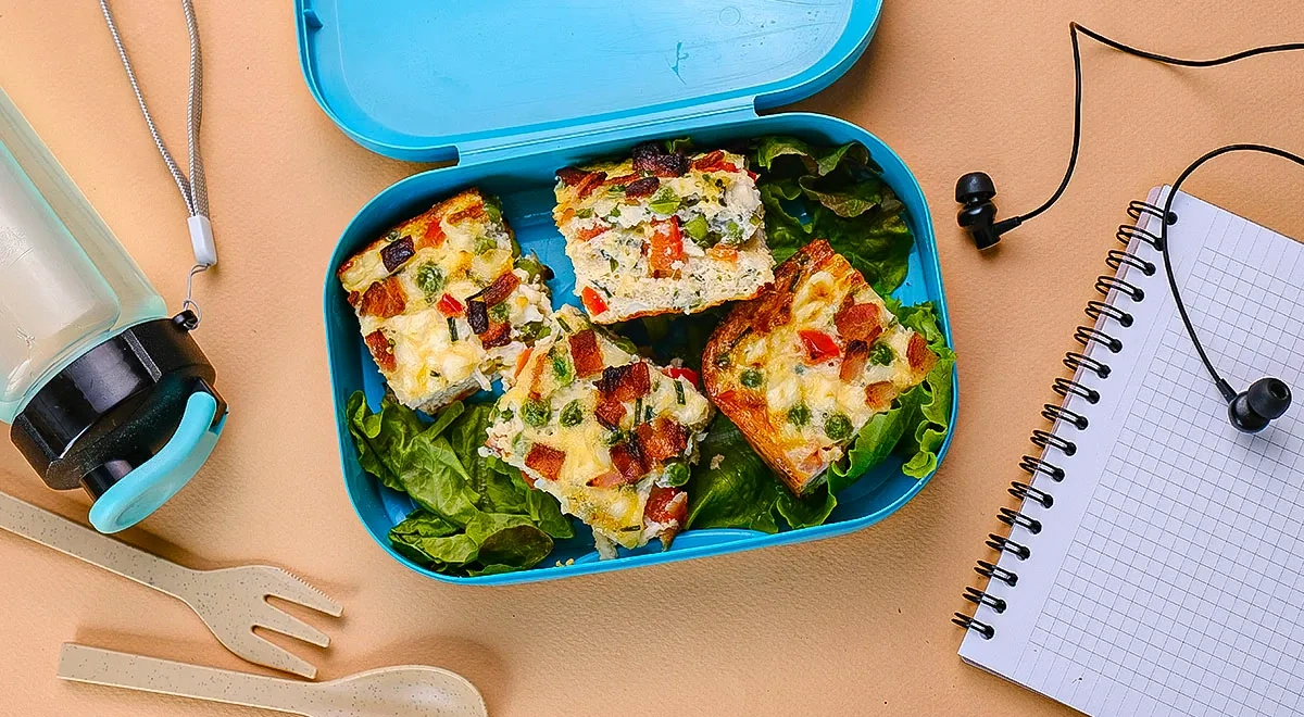 Яичные квадратики с овощами и беконом