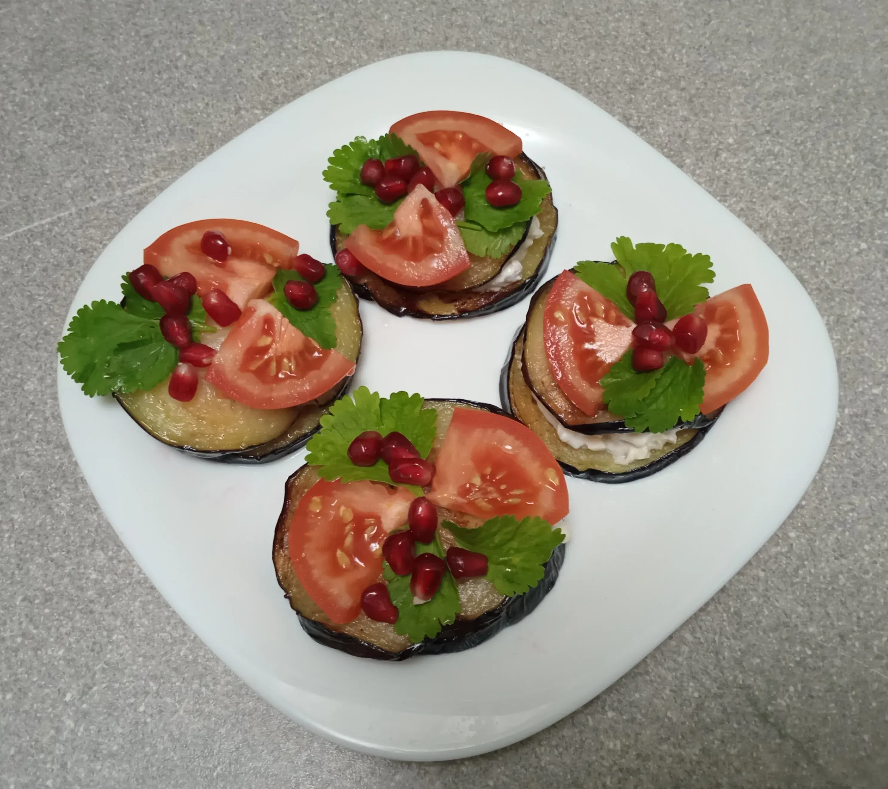 Закуска из баклажанов с помидорами и гранатом