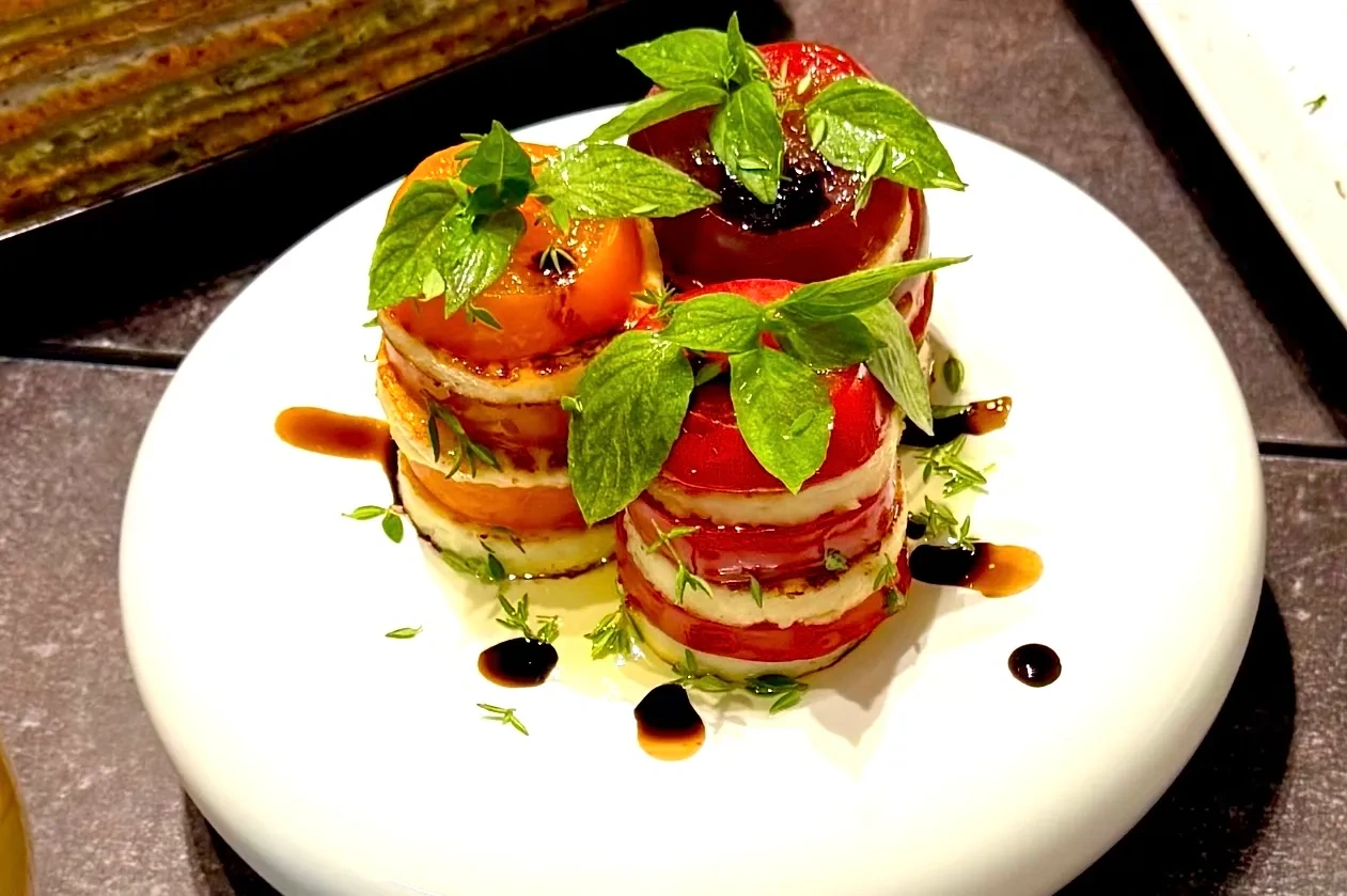 Закуска из разноцветных помидоров