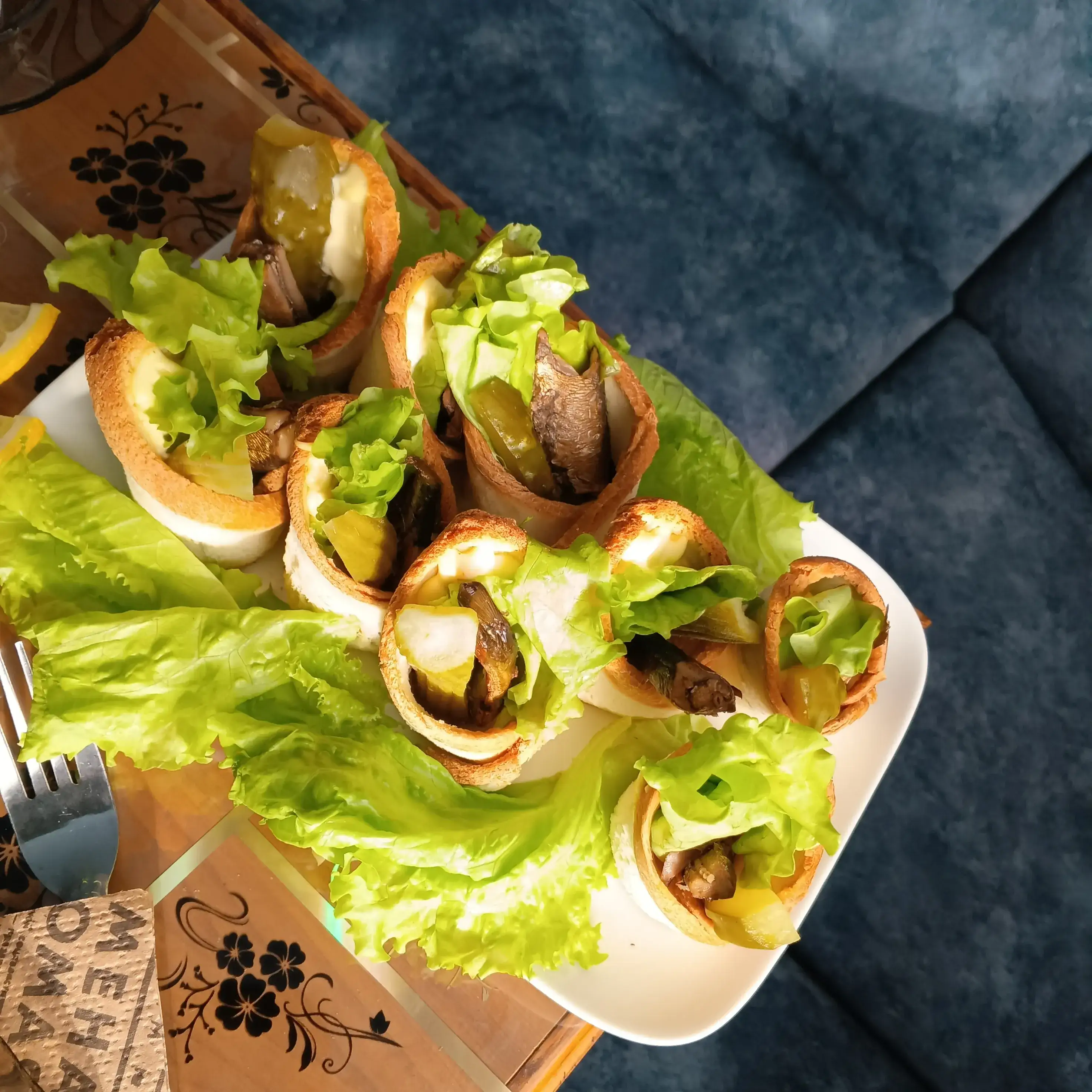 Закуска из тостового хлеба и шпрот