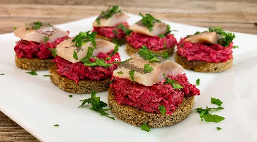 Закуска "Селедка над шубой"