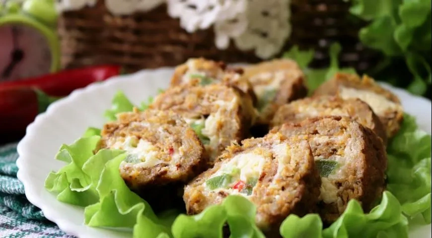 Закусочные кабачковые рулеты с сырной начинкой