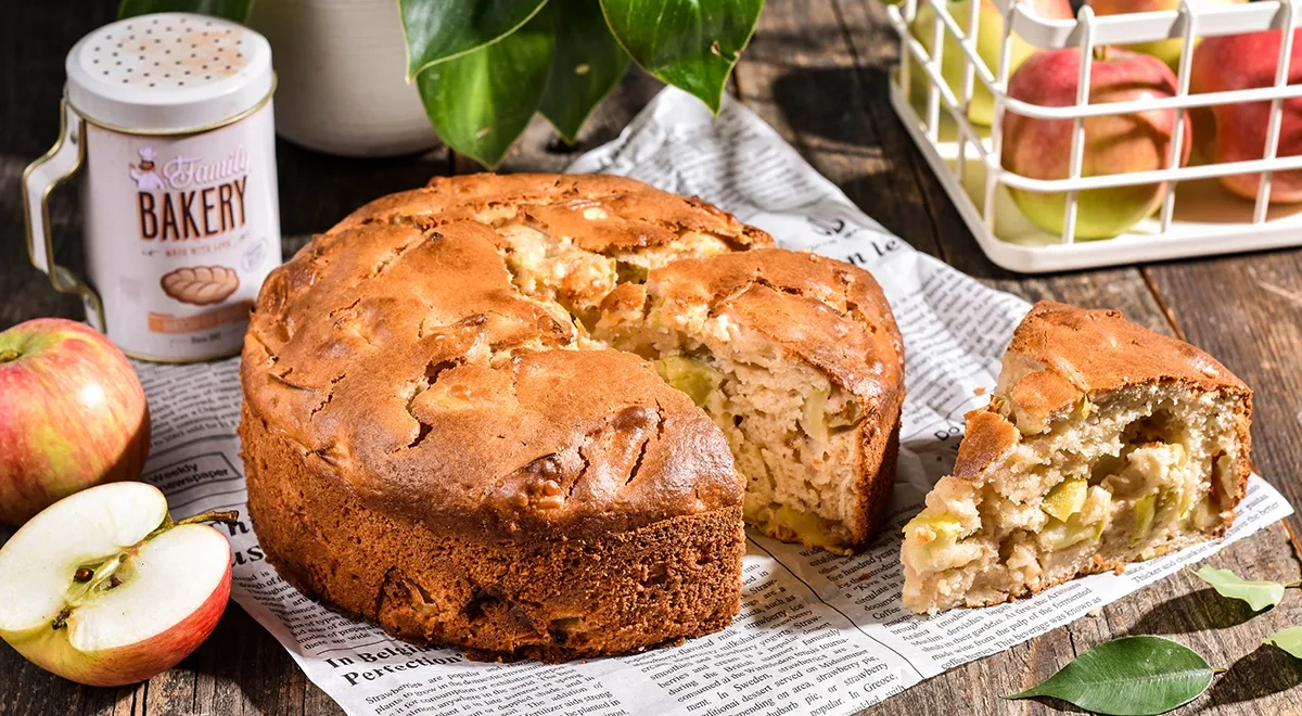 Заливной пирог на кефире с яблоками