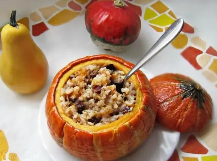 Запечённая тыква с рисом и грибами