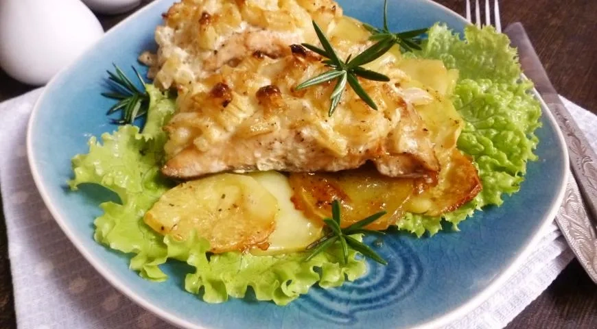 Запеченная горбуша под луковой шапочкой