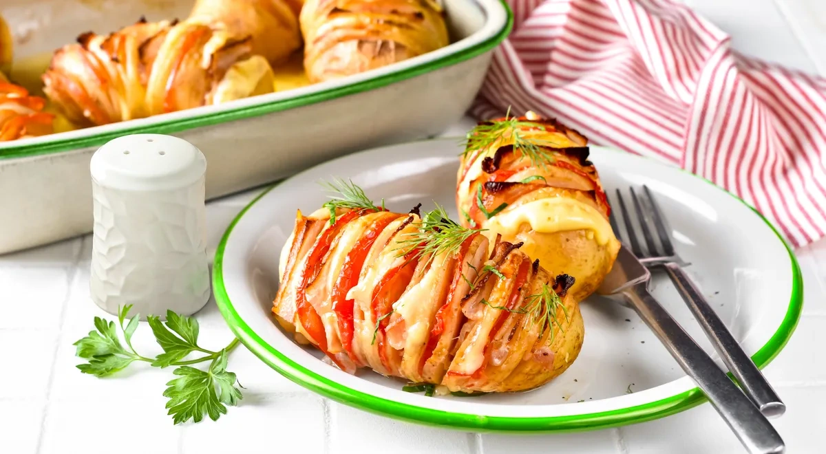 Картошка-гармошка, запеченная в духовке, с беконом и сыром