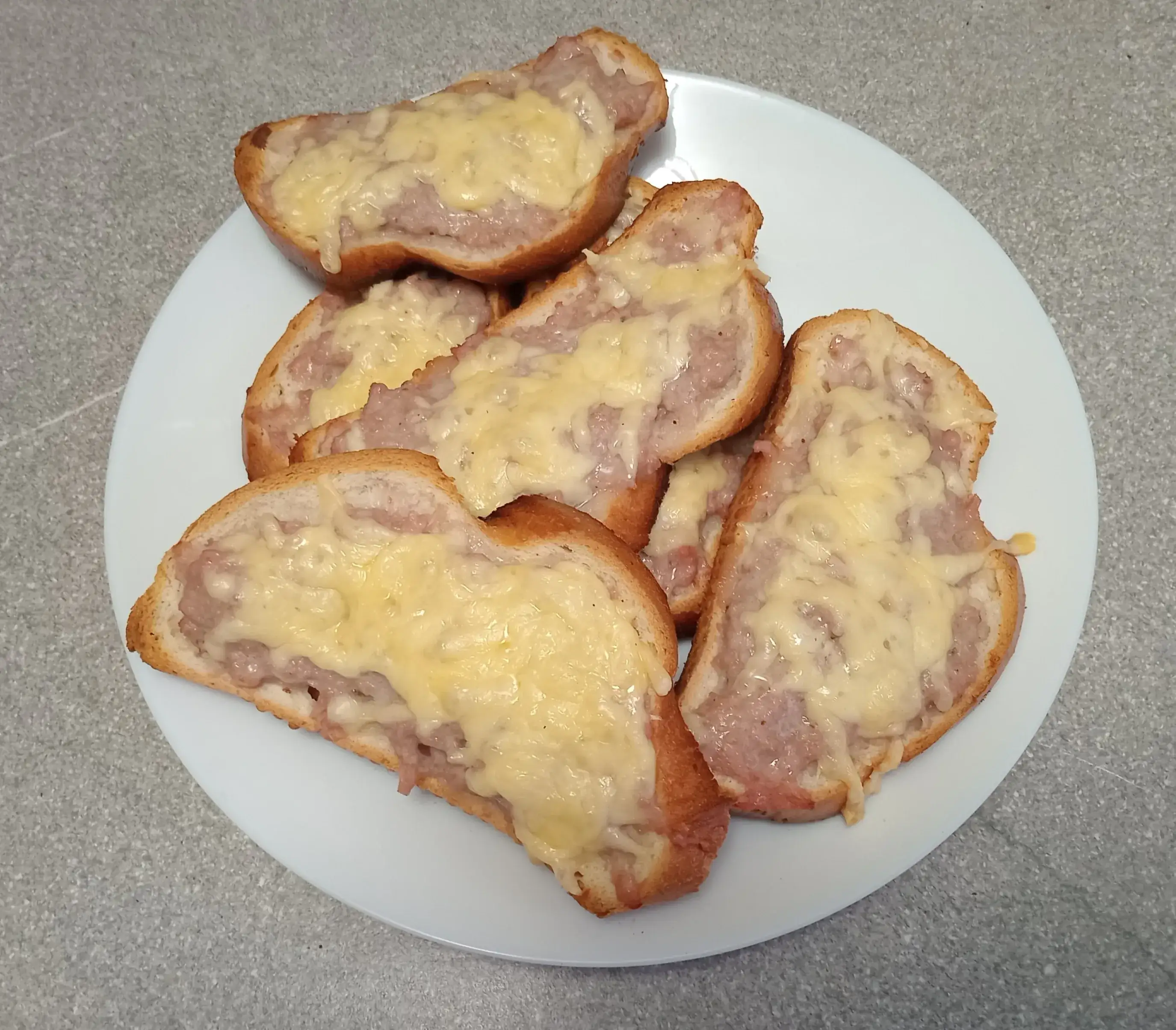 Запечённые бутерброды с фаршем и сыром