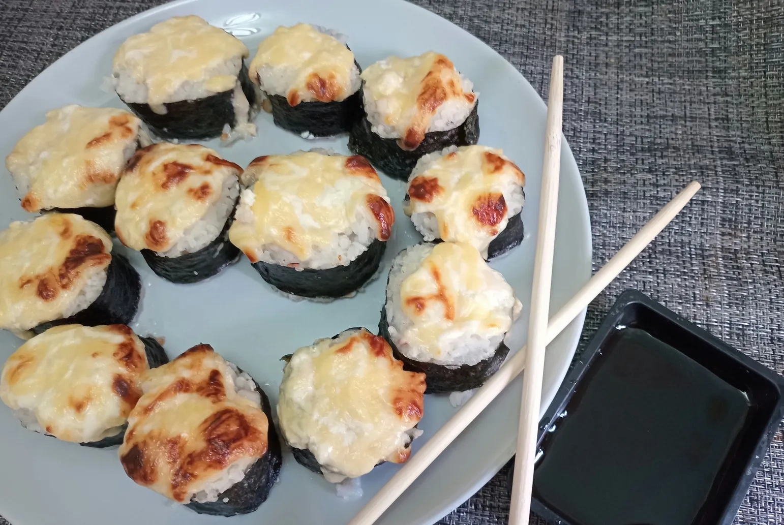 Запечённые роллы с кальмаром