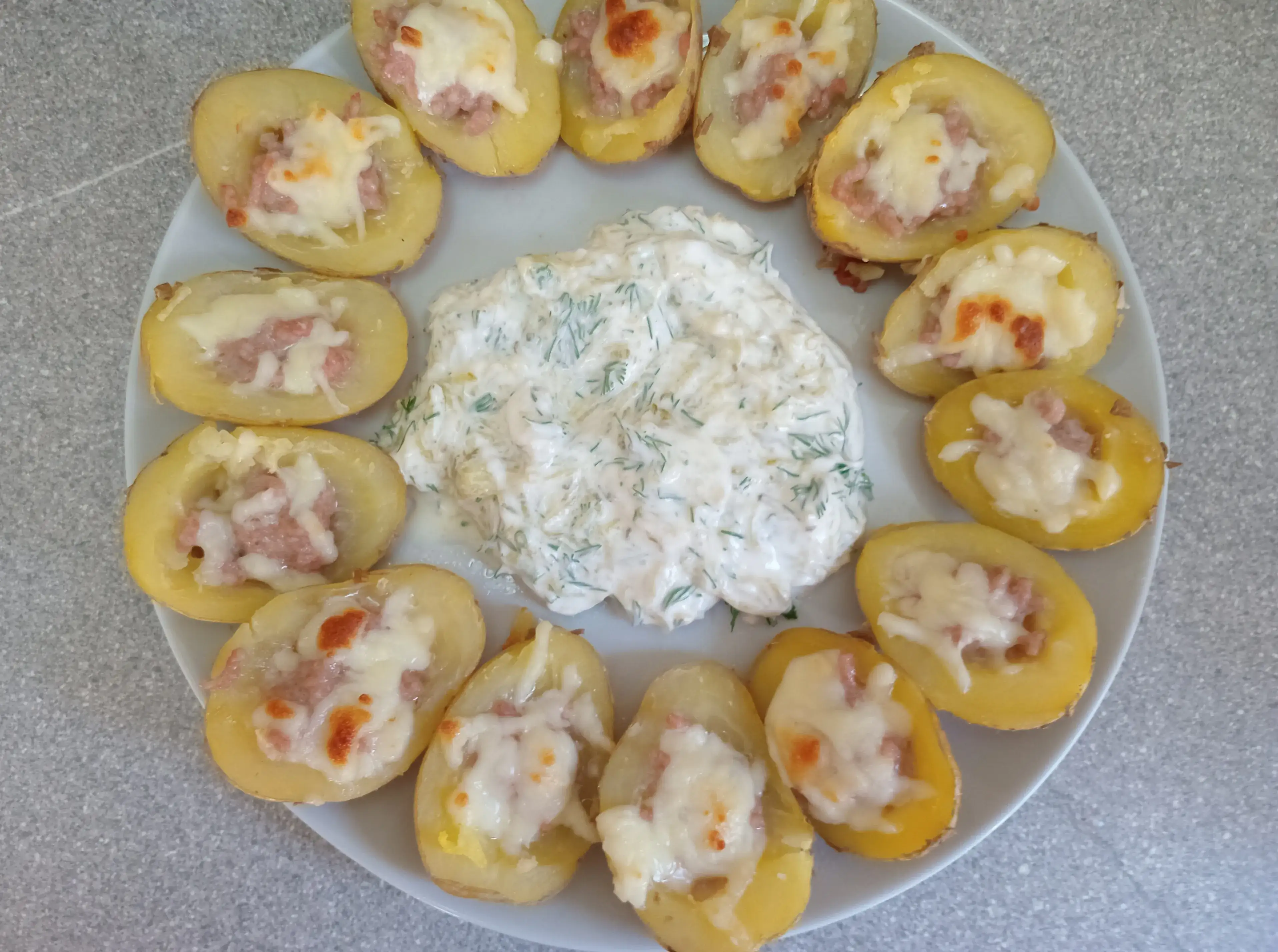 Запечённый картофель, фаршированный мясом