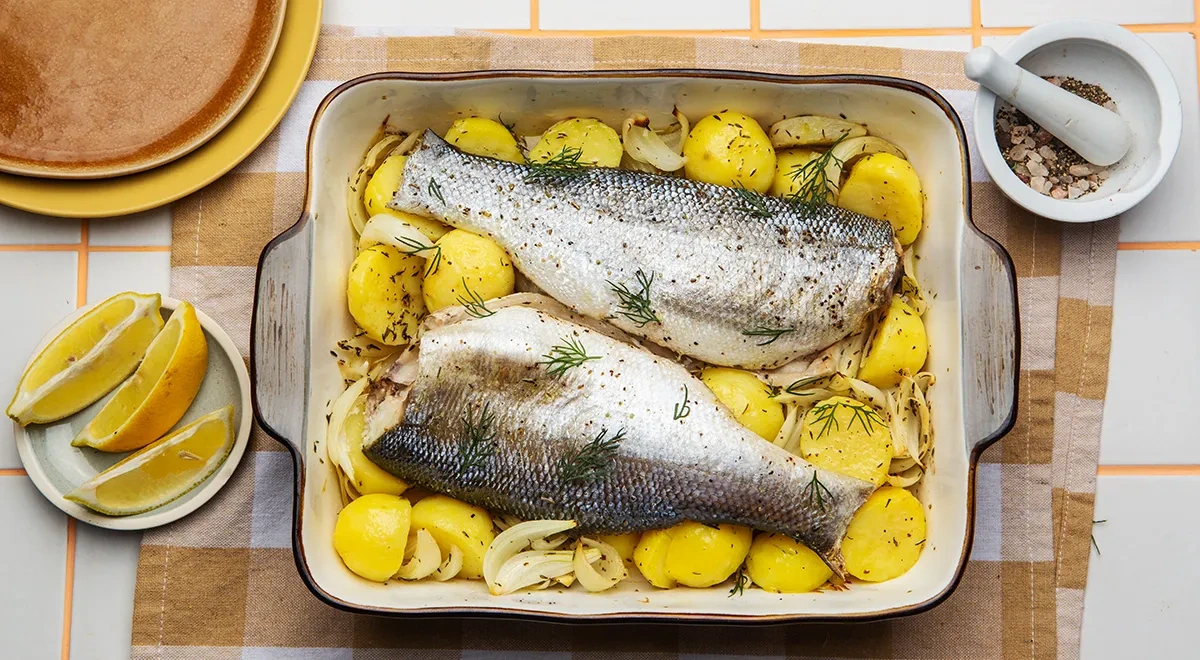 Запеченный жерех с картошкой и луком