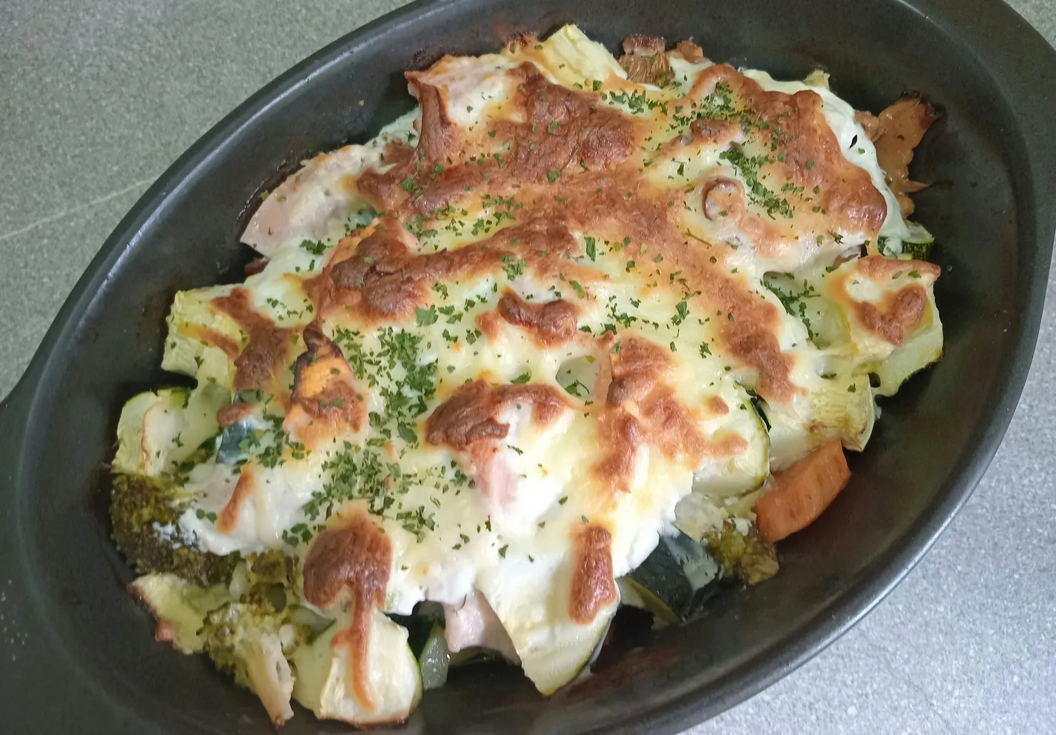 Запеканка с индейкой, овощами и лисичками