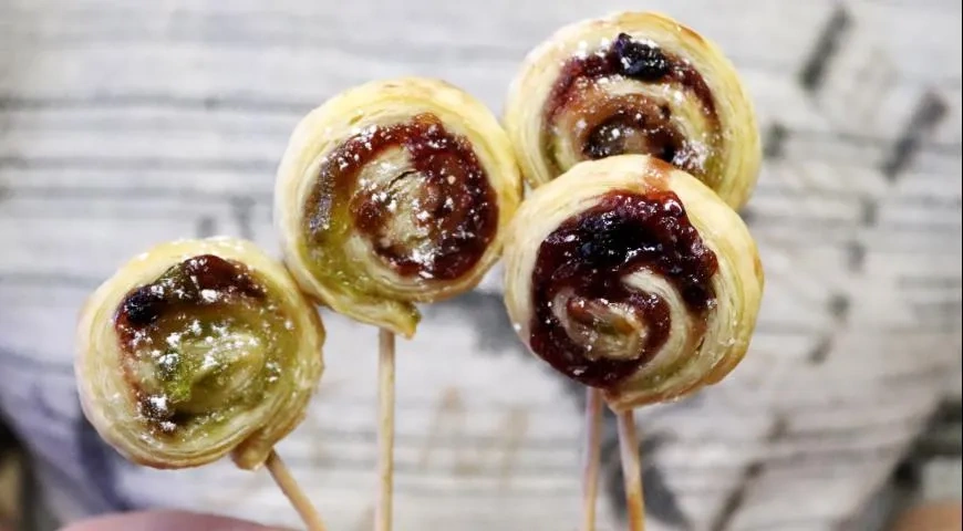 Завитушки из слоёного теста на палочке