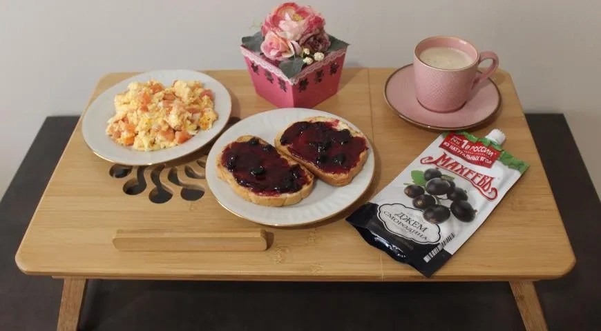 Завтрак в постель на 8 марта с джемом "Махеевъ"