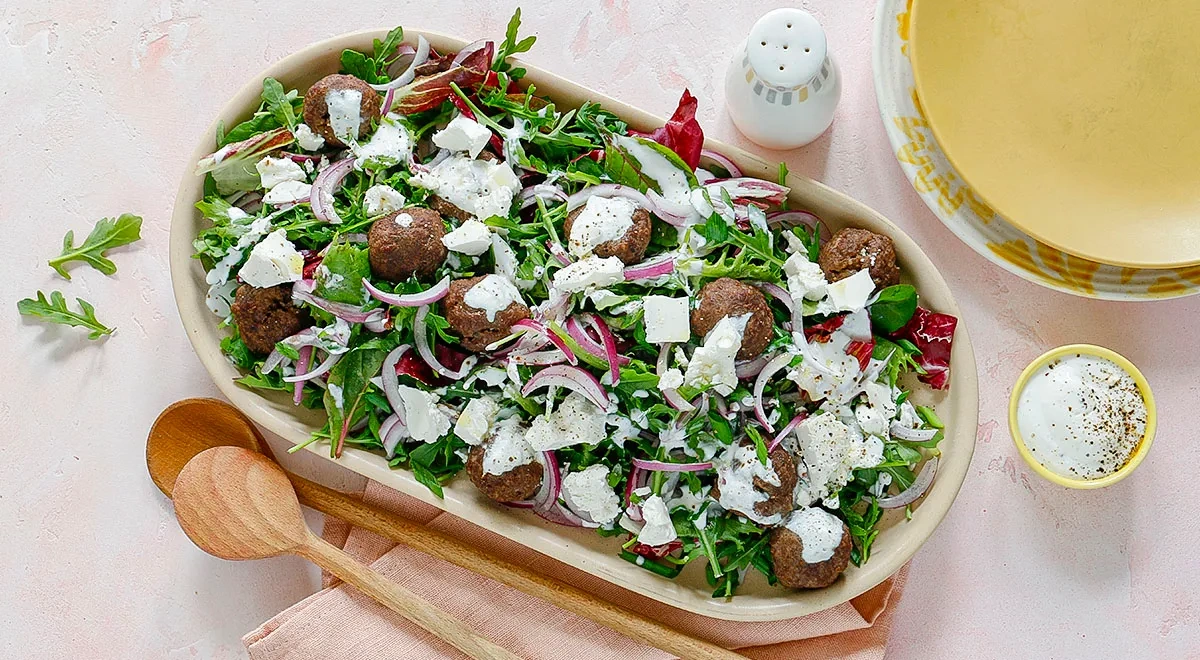 Зеленый салат с фрикадельками и брынзой