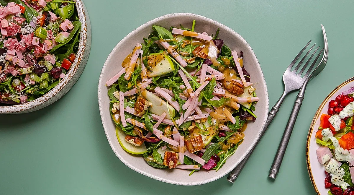 Зеленый салат с ветчиной из индейки, яблоком и пеканом