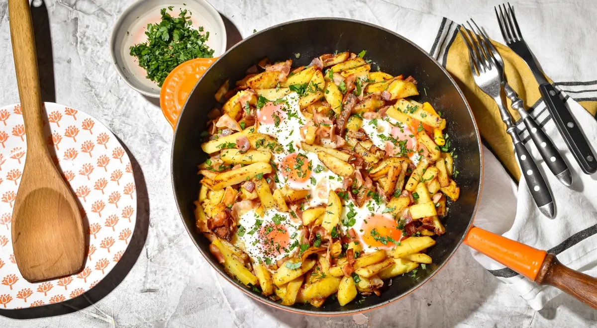 Жареная картошка с беконом и яйцом