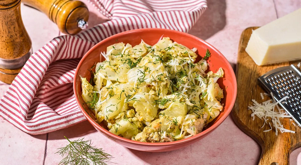 Жареная молодая капуста в яичной заливке