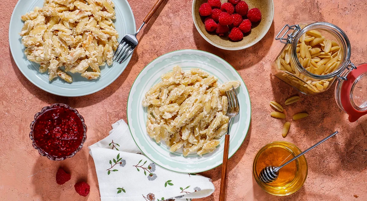 Жареные макароны с творогом