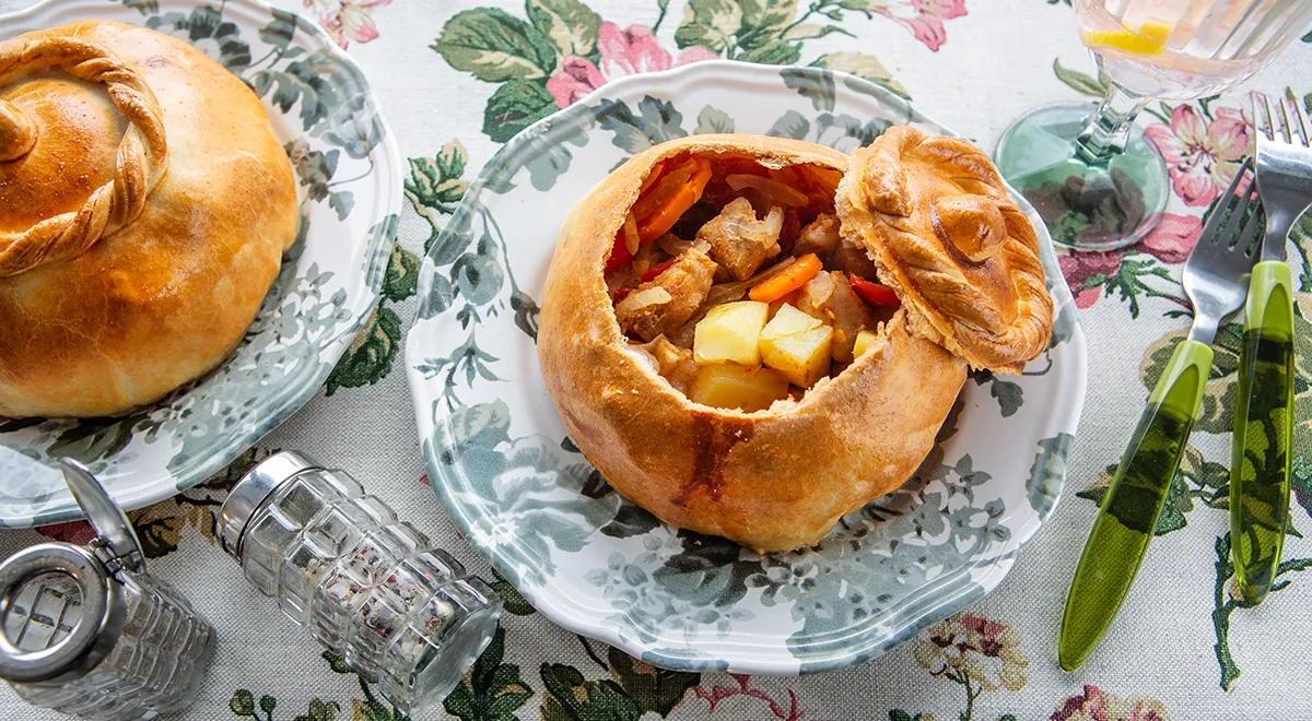 Жаркое в горшочке из теста