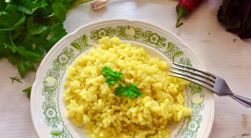 Жёлтый рис с чесноком