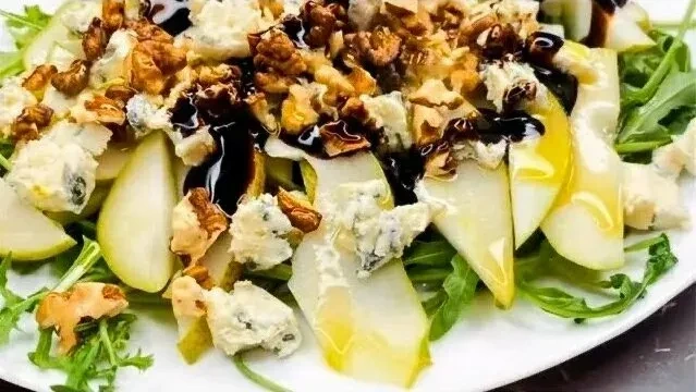 «Зимняя свежесть» с грушей и горгонзолой