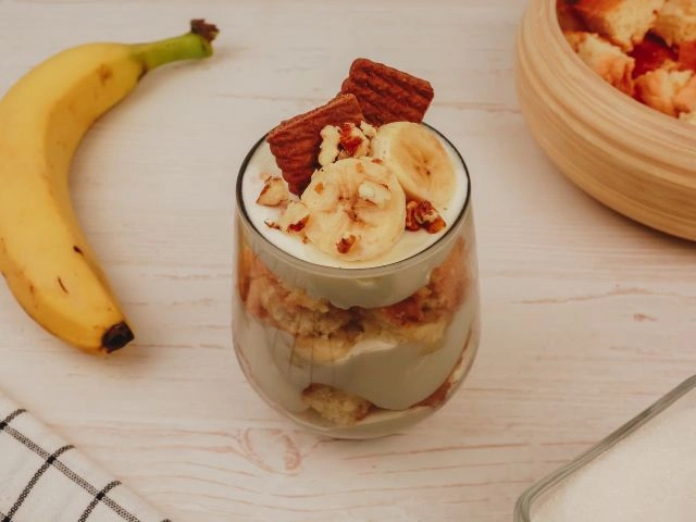 Бисквит с творожным кремом и бананом