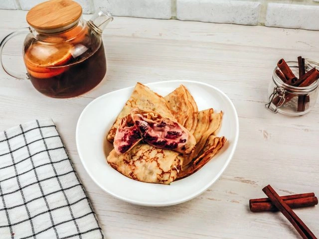 Блинчики с вишней и сметаной